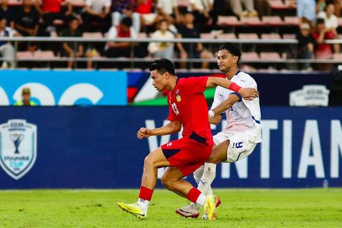 Cầu thủ Lào cứ ra sân là nhận thẻ đỏ, phản lưới