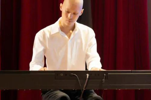 Chàng trai 20 tuổi học piano giữa những ngày điều trị ung thư