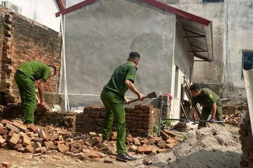 Sắc phục công an đẫm mồ hôi trên công trình Đại đoàn kết