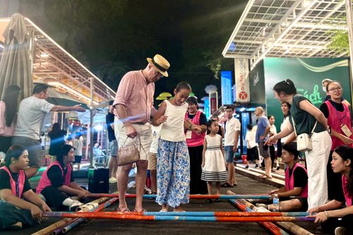 Du khách thích thú trải nghiệm nhảy sạp tại Đường sách TP.HCM