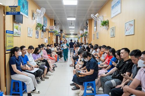 Hành lang khu khám sinh sản đông kín từ sáng sớm