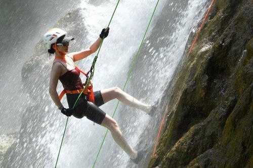 Du khách liều mình đu dây vượt thác 120 m ở Trung Quốc