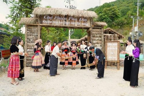 Cuối tuần lên Pha Đin, đắm mình trong chợ phiên giữa mây ngàn Tây Bắc