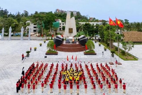 Đoàn tàu không số: Từ Bến K15 đến bản hùng ca thống nhất non sông