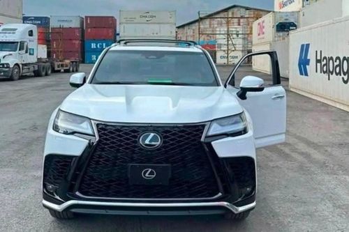 Cận cảnh Lexus LX 700h vừa cập cảng tại Việt Nam