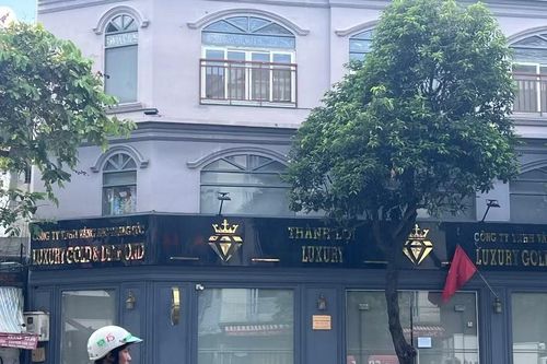 Tiệm kim cương đến hẹn mở hàng: Cửa đóng kín, bảng hiệu không bật, bên trong tối om