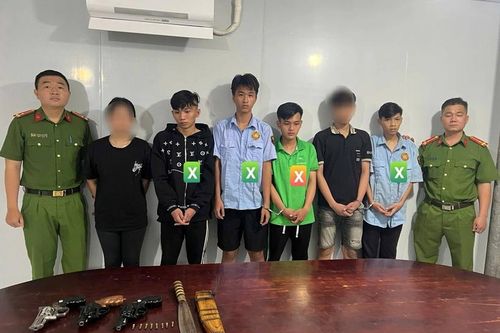 Mâu thuẫn trên mạng xã hội, hai nhóm thanh thiếu niên hẹn đến bãi đất trống đánh nhau
