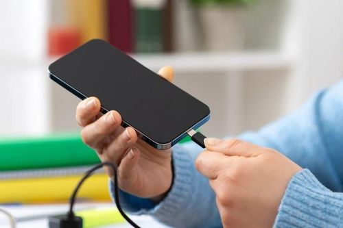 Tin nóng công nghệ 3/8: Vừa sạc vừa dùng điện thoại không làm chai pin như nhiều người vẫn nghĩ
