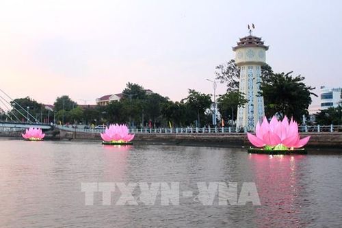 Rực rỡ hoa đăng khổng lồ thắp sáng sông Cà Ty đêm Cầu ngư