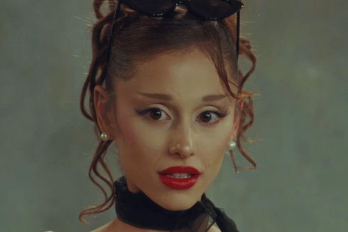 Ariana Grande dừng hoạt động vì bị miệt thị ngoại hình