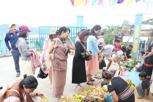 Trải nghiệm chợ phiên dược liệu, nông sản trên mây
