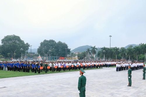 Thiêng liêng Lễ Chào cờ tháng 8: Bản hùng ca mùa thu ở Lào Cai