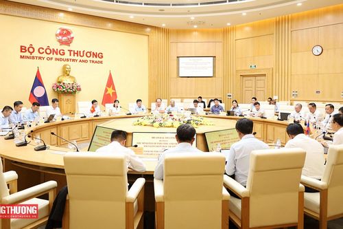 Bộ trưởng Lê Mạnh Hùng hội đàm với Bộ trưởng Bộ Công Thương Lào Malaithong Kommasith