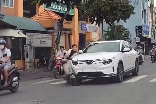 Tạt ngang đầu ô tô, xe máy điện bị hất văng