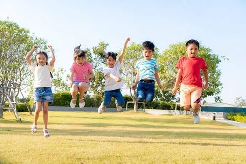 Bộ Y tế khuyến cáo không để trẻ ngồi, nằm lâu trên xe đẩy, xe nôi