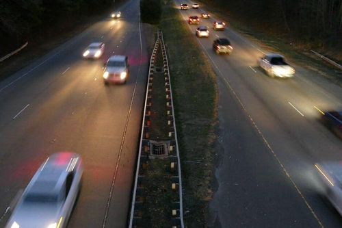 Tại sao đường cao tốc không làm thẳng tắp cũng không có đèn đường?