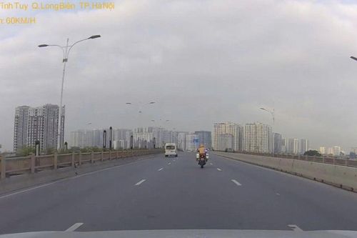 CSGT Hà Nội mở đường đưa cụ ông 93 tuổi đến bệnh viện cấp cứu kịp thời
