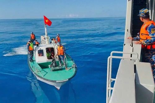 Vùng 4 Hải quân đưa 33 ngư dân gặp nạn trên biển vào bờ an toàn