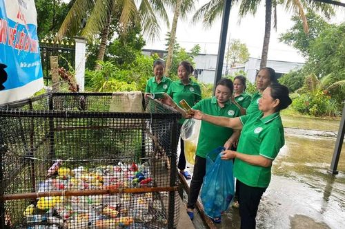 Phụ nữ U Minh Thượng gom rác thải nhựa gây quỹ tình thương