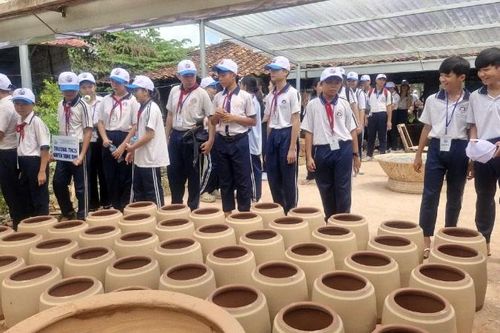 Học sinh Thành phố Hồ Chí Minh trải nghiệm ở làng gốm 160 năm tuổi
