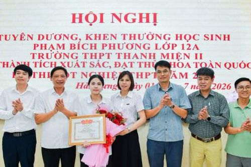 Cô học trò 'trường làng' vượt qua biến cố trở thành thủ khoa