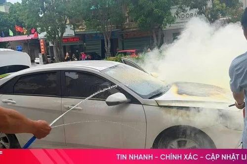 Xe ô tô bốc cháy khi đang đỗ bên đường ở Hà Tĩnh