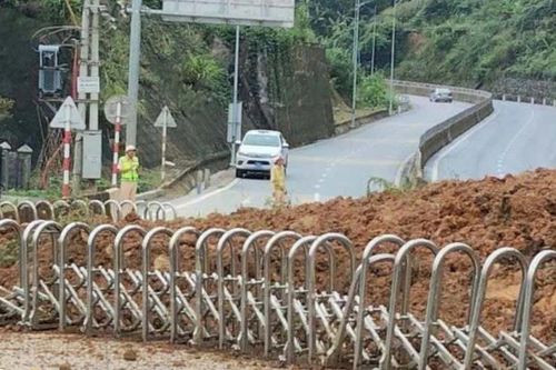 Thót tim cảnh đất đá bất ngờ đổ ập xuống đường, người đi đường thoát nạn trong gang tấc