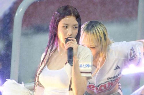 'Nữ thần Waterbomb' Kwon Eun Bi khuấy động sân bóng chày