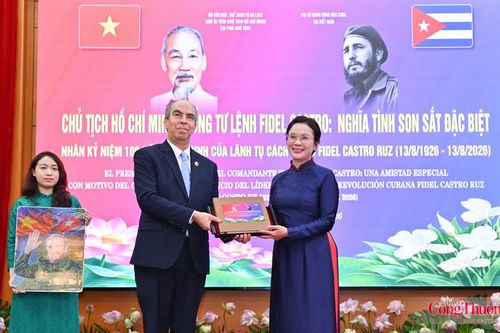 Trưng bày 100 ảnh tư liệu về Chủ tịch Hồ Chí Minh và Tổng Tư lệnh Fidel Castro