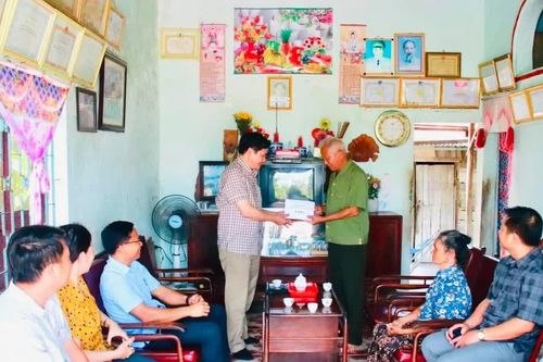 Trao 80 triệu đồng hỗ trợ sửa chữa nhà cho gia đình thương binh tại xã Ia Hiao