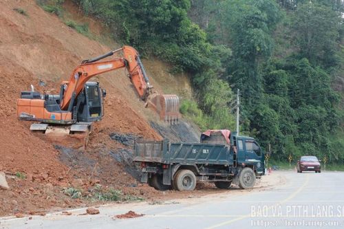 Khắc phục sạt lở giao thông