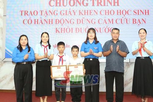 Tuyên dương 2 học sinh cứu bạn nhỏ khỏi đuối nước