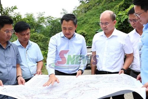 Đồng chí Chủ tịch UBND tỉnh khảo sát vị trí khu tái định cư Dự án Thủy điện tích năng Đông Phù Yên