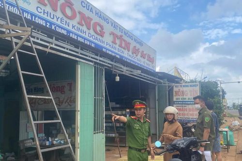 Gia Lai: Công an xã ra quân dẹp nạn lấn chiếm hành lang ATGT