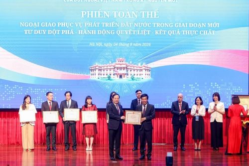 Cục Quản lý nợ và Kinh tế đối ngoại (Bộ Tài chính) nhận Bằng khen của Bộ Ngoại giao