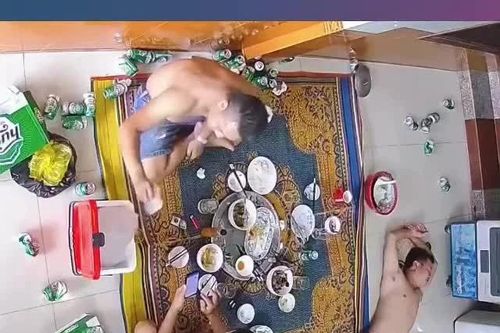 Dùng kéo đâm thủng ruột bạn nhậu