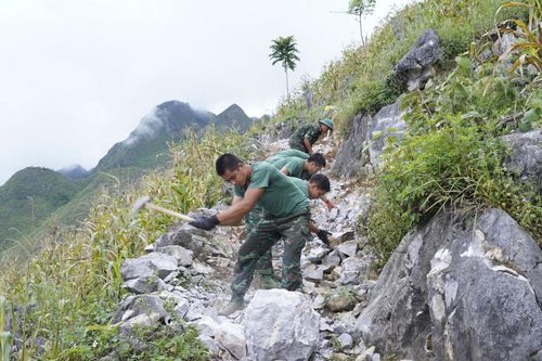 Mở đường lên bản Dao