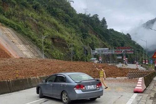Thót tim cảnh ôtô, xe máy thoát hiểm khi khối lượng đất đá khổng lồ đổ xuống đường
