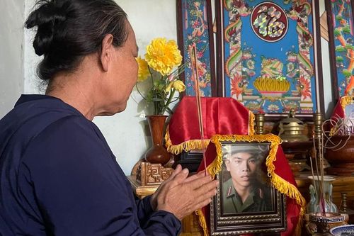 Nhiều thế hệ trong một gia đình hơn nửa thế kỷ đi tìm mộ liệt sĩ