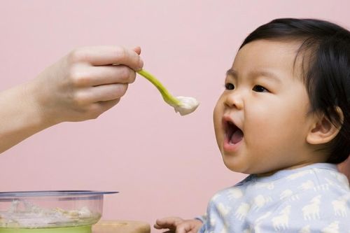 Khi nào là thời điểm tốt nhất để bắt đầu cho trẻ ăn dặm?