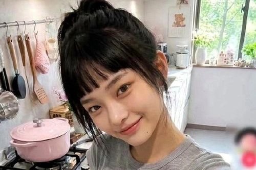 Diễn viên AI thành ngôi sao nhờ ngoại hình không hoàn hảo, cuộc sống không xa hoa