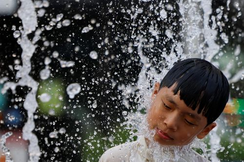 Sóng nhiệt cực đoan lan rộng từ châu Á đến châu Âu