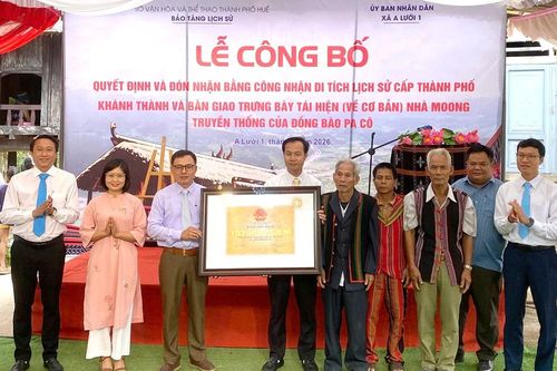 Đón bằng di tích và khánh thành trưng bày nhà Moong ở xã A Lưới 1