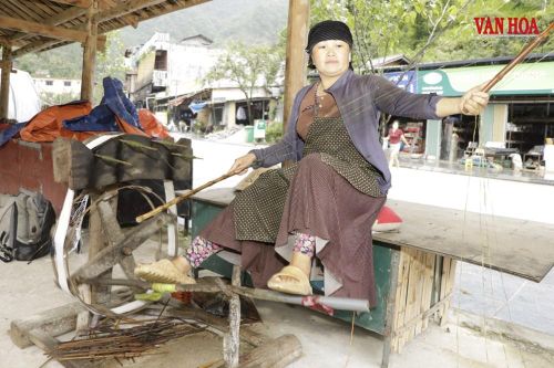 Nghề dệt lanh lưu giữ hồn cốt văn hóa của người H'Mông vùng cao Tuyên Quang