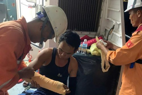 Cứu nạn thành công 30 ngư dân của tàu cá bị cháy trên vùng biển Khánh Hòa