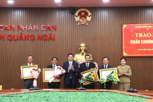 Trao Huân chương Lao động cho các đồng chí nguyên lãnh đạo tỉnh Quảng Ngãi