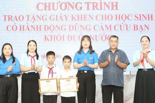 Đội viên mưu trí cứu em nhỏ khỏi đuối nước ở Sơn La được tuyên dương
