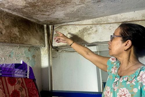 Người dân Đà Nẵng mong sớm di dời khỏi chung cư xuống cấp trước mùa mưa bão