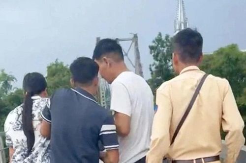 Thiếu tá Cảnh sát giao thông lao qua lan can cầu kịp cứu một phụ nữ định tự vẫn