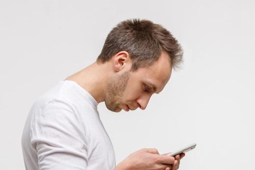 Chuyện gì xảy ra với cột sống khi cúi đầu bấm điện thoại hàng ngày?